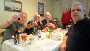 חברי להקת יוריה היפ הגיטריסט מיק בוקס, הסולן ברני שו והקלידן פיל לנזן