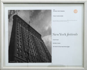 תעודת זכיה בפרס עליה לגמר שקיבל אלי לפיד ב 2008 בפסטיבל ניו יורק, עבור התכנית כל ההתחלות עם איאן גילן, סולן דיפ פרפל